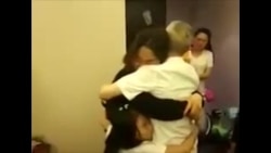 被以颠覆罪获缓刑获释的李和平与妻子王峭岭相见拥抱（李和平亲友提供）