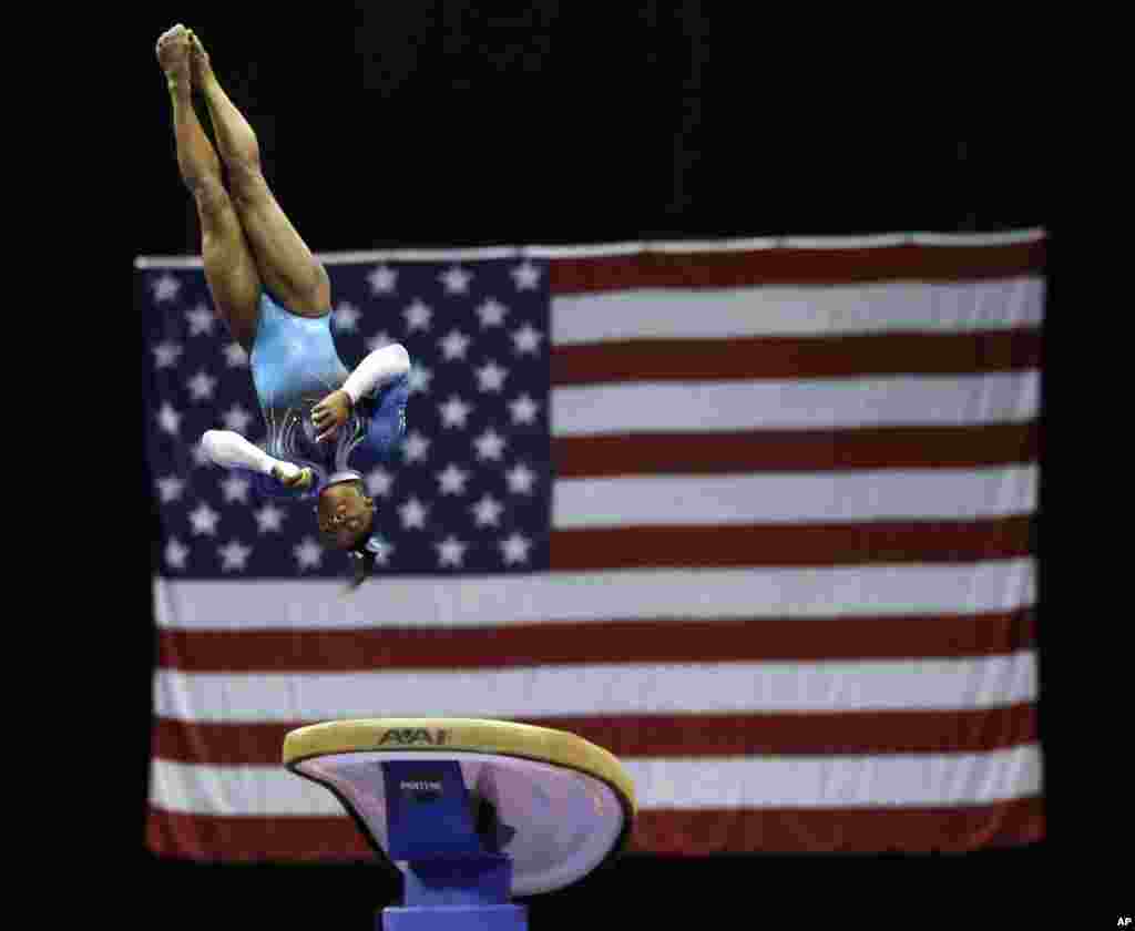 នាង​ Simone Biles ធ្វើ​ការ​ប្រកួត​នៅ​អំឡុងពេល​កម្មវិធី​ប្រកួតប្រជែង​អត្តពលកម្ម​ផ្នែក​នារី​នៅ​អាមេរិក​ក្នុង​ក្រុង St.Louis រដ្ឋ Missouri កាល​ពី​ថ្ងៃ​ទី២៦ ខែ​មិថុនា ឆ្នាំ​២០១៦។