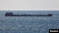 一艘原油油轮行驶在俄罗斯港口城市纳霍德卡附近的纳霍德卡湾。(路透社：2022年12月4日)