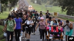资料照片：移民沿着墨西哥恰帕斯州的高速公路行走，希望到达北部边境并最终进入美国。(2024年10月22日)