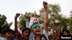 12일 라호르시에서 총선 결과가 발표되자 파키스탄무슬림리그 지지자들이 환호하고 있다