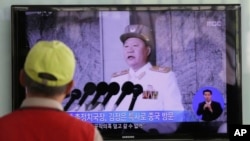 A South Korean man watches a TV news reporting about North Korean leader Kim Jong Un's special envoy Choe Ryong Hae, at a Seoul Train Station in Seoul, South Korea, May 22, 2013.