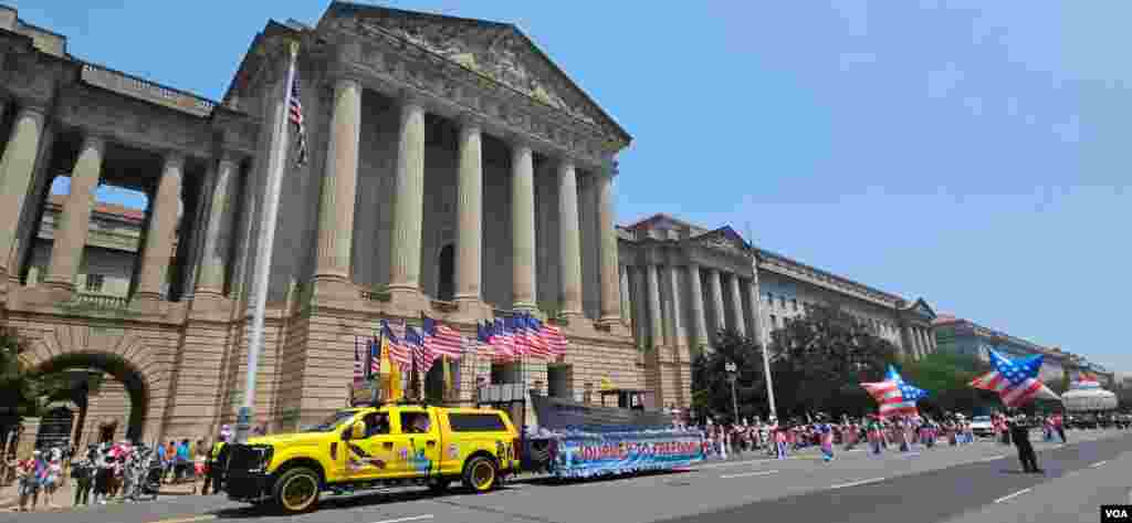 华盛顿独立日庆祝游行街头即景。(2025年7月4日)