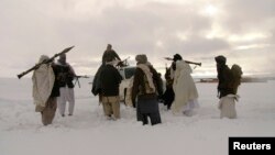 گروه طالبان گفته اند که ملا عبدالسلام آخند "قهرمان قاتح کندز" بود