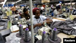 Des travailleurs du textile au Kenya, produit exportable aux Etats-Unis dans le cadre de l'AGOA (Reuters)