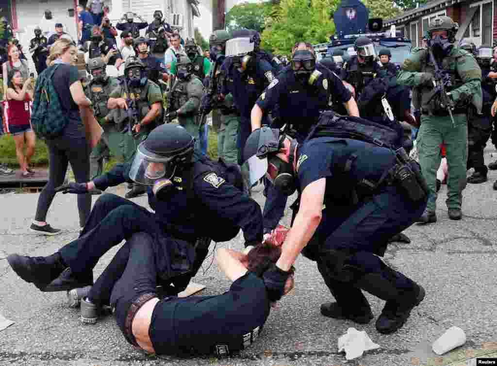 បាតុករ​មួយ​រូប​ត្រូវ​បាន​ប៉ូលិស​ចាប់​ខ្លួន​នៅ​អំឡុងពេល​បាតុកម្ម​នៅ​ក្រុង Baton Rouge រដ្ឋ Louisiana ស.រ.អា។