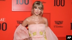 تیلور سویفت خواننده جوان آمریکایی در جشن تجلیل از ۱۰۰ چهره تاثیرگذار یکی از این مدل لباس ها به تن کرده بود. 