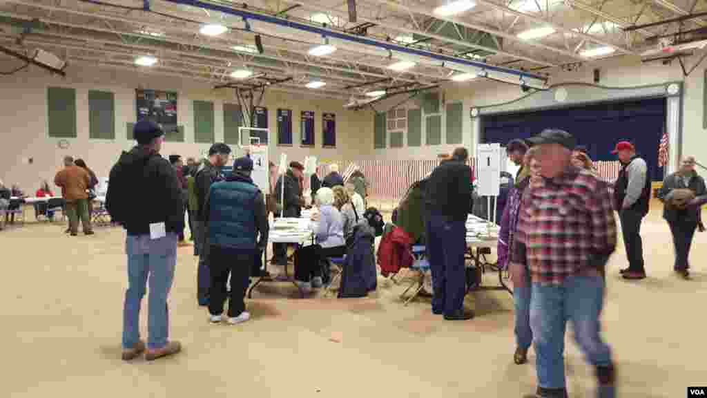 Voters at Hood Middle School in Derry, New Hampshire, Feb. 9, 2016. (Photo: S. Gong / VOA)