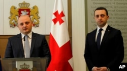 Премьер-министр Грузии Ираклий Гарибашвили (справа) и новый министр обороны Грузии Миндия Джанелидзе