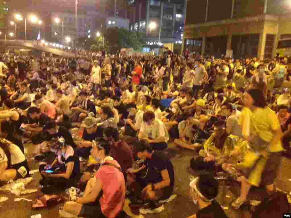 星期一凌晨金钟附近仍有数万市民学生坚守（美国之音海彦拍摄）