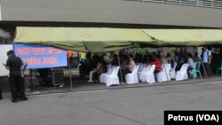 Posko Pantau AirAsia Lanudal Juanda dipenuhi keluarga penumpang pesawat yang ingin memperoleh informasi hilangnya keluarga bersama pesawat AirAsia, 29 Desember 2014 (Foto:VOA/Petrus).