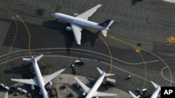 ရေနံဈေးတွေ တက်လာတဲ့အတွက် လေကြောင်းလုပ်ငန်းမှာ အကျိုးအမြတ်တွေ ထိခိုက်စရာတွေ ကြုံနေရပါတယ်။