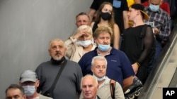 مردم در بحبوحه همه‌گیری کرونا بدون رعایت فاصله‌گیری اجتماعی و برخی بدون ماسک سوار پله برقی در یک ایستگاه مترو در شهر سن پیترزبورگ روسیه شده‌اند - ۲۹ ژوئن ۲۰۲۱