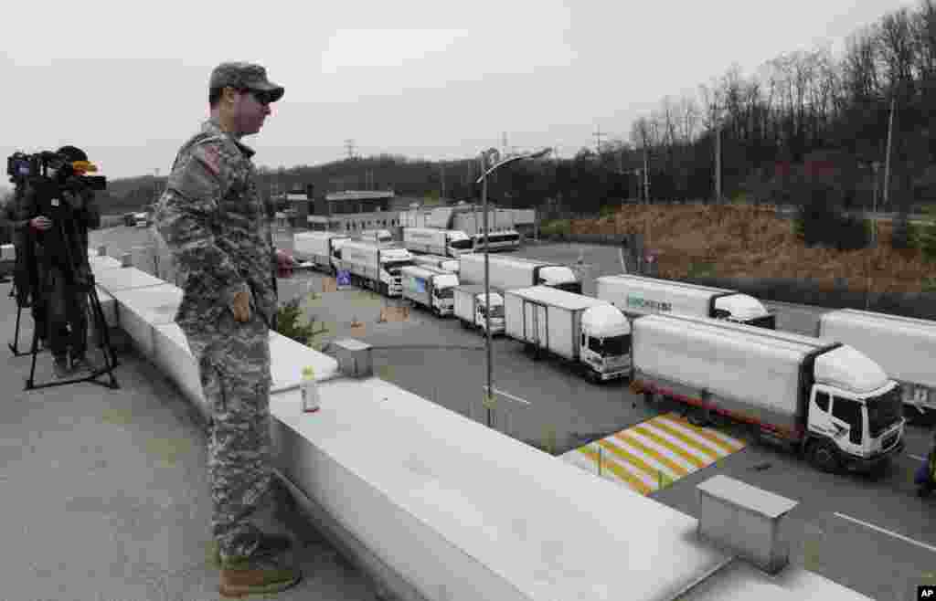 2013年3月28日，韩国的汽车从朝鲜开城联合工业园区返回韩国境内。美国陆军士兵在非军事区附近的海关、移民和检疫处关注着入境车辆。