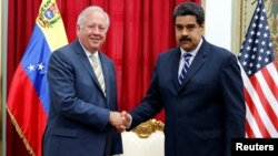 22일 베네수엘라 수도 카라카스를 방문한 토머스 섀넌 미 국무부 정무차관(왼쪽)이 니콜라스 마두로 베네수엘라 대통령을 면담했다.
