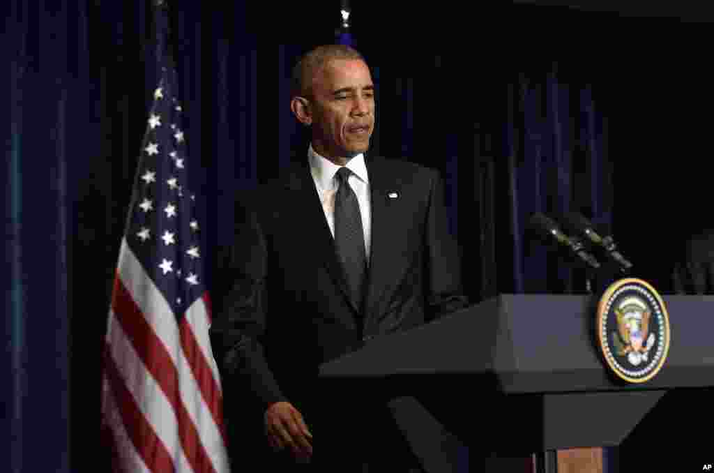 باراک اوباما که در ورشو برای نشست ناتو حضور دارد، درباره حادثه دالاس ابراز تاسف کرد و گفت هیچ توجیهی ندارد که برای اعتراض به کشتن دو سیاهپوست، پلیس ها کشته شوند.