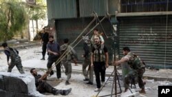 Para pemberontak Suriah mempersiapkan serangan dalam bentrokan di Aleppo (15/10). 