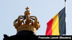 Bendera Belgia terlihat di luar Istana Kerajaan Brussel di Brussel, Belgia, 21 September 2020. (Foto: REUTERS/Francois Lenoir)