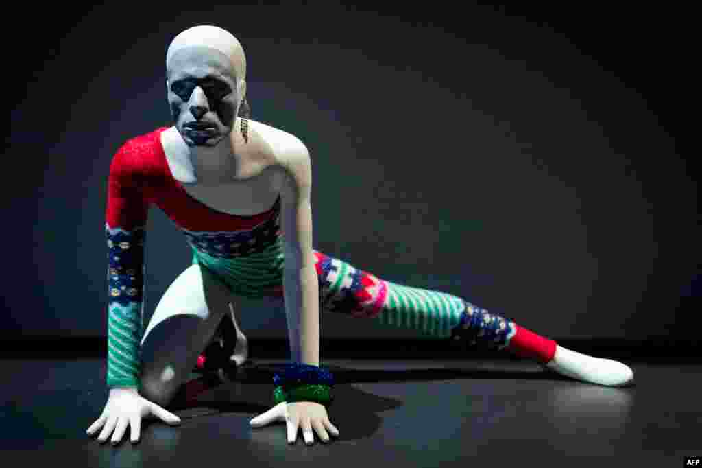 Kostum yang pernah dikenakan musisi David Bowie ditampilkan pada pameran &#39;David Bowie&#39; di museum Victoria &amp; Albert di London.