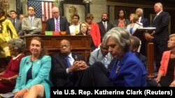 نمایندگان معترض می گویند به تحصن خود ادامه می دهند تا مانع تعطیلات تابستانی کنگره شوند