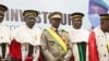 Le président malien par intérim, le colonel Assimi Goita, au centre, en compagnie de membres de la Cour suprême lors de sa prestation de serment à Bamako, le 7 juin 2021.