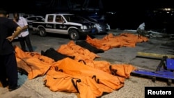 2015年8月27日利比亚海岸警卫队从利比亚出发前往意大利途中沉没的非法移民的船只附近搜寻到的遇难者尸体。