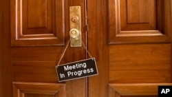 Wata alama da aka saka a kofar daki a lokacin da 'yan majalisar dattawa na jam'iyyun Republican da na Democrat suke taron kaucewa rufe ma'aikatun gwamnati a karo na biyu. Ranar 11 ga watan Fabrairu, 2019.