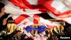 Protestuesit demostrojnë kundër ligjit për "ndikimin e huaj" në Tbilisi, Gjeorgji.
