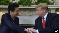 도널드 트럼프 대통령과 아베 신조 일본 총리가 정상회담에 앞서 악수를 하고 있다