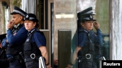 资料照：2023年3月21日，英国伦敦，警察站在伦敦警察厅总部新苏格兰场外。