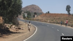 Faayilii - Nama uffata waraana Ertiraa uffatee naanoo magaala Aksum keessa miilaan deemu, Bitootessa 18, 2021