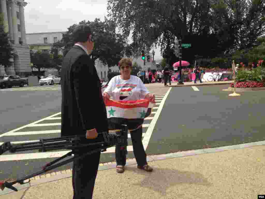 反对美国军事干预叙利亚的抗议人士向路过的行人申诉抗议。