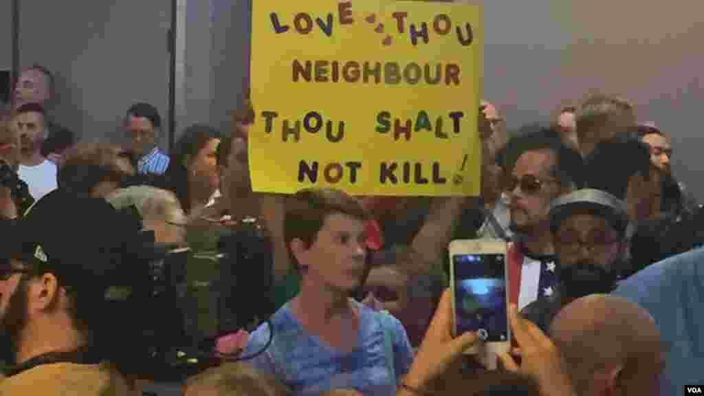 በዩናይትድ ስቴትስ ፍሎሪዳ ክፍለ-ግዛት ኦርላንዶ ከተማ በተመሳሳይ ጾታ ክለብ ውስጥ በተካሄደ ግድያ 50 ሰዎች መሞታቸውና ሌሎች 50 መቁሰላቸው ተገለጸ።