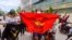 Les manifestants portent des drapeaux et affichent le salut à trois doigts lors d'une manifestation contre le dirigeant de l'armée birmane Min Aung Hlaing le jour de son anniversaire à Mandalay, Myanmar, le 3 juillet 2021. (REUTERS)
