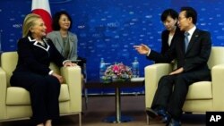 아시아 태평양 경제 협력 (APEC) 정상 회의 양자간 회담에서 클린턴 미 국무장과 회견을 나누는 이명박(오른쪽) 한국 대통령