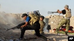 在拉马迪附近与“伊斯兰国”武装分子激战的伊拉克安全部队。（2015年6月15日资料照）