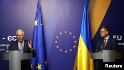 乌克兰外长库列巴和欧盟外交政策高级专员博雷利在欧盟在基辅举行非正式外长会议后举行联合记者会。(2023年10月2日)