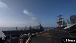 资料照片：美国海军“大角号”补给油轮与美国海军“亚伯拉罕·林肯号”航空母舰进行海上加油。(2024年9月5日) 