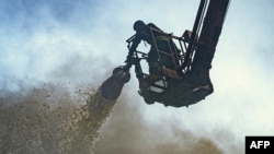 ইউক্রেনের সুমিতে রুশ ক্ষেপণাস্ত্র হামলার পর আগুন নেভাতে ব্যস্ত উদ্ধারকারীরা। ফটোঃ ৩০ আগস্ট, ২০২৪।