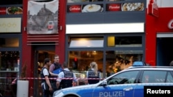 德国警察在一名叙利亚难民砍死一名妇女的事发现场（2016年7月24日）