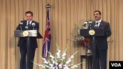 Perdana Menteri Inggris David Cameron (kiri) saat jumpa pers bersama dengan PM Pakistan Yousuf Raza Gilani di Islamabad, Selasa (5/4).
