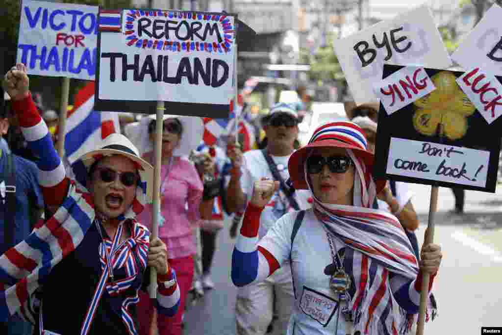 Para demonstran anti-pemerintah membawa papan-papan bertuliskan perlawanan terhadap Perdana Menteri Yingluck Shinawatra dalam demonstrasi di pusat kota Bangkok (8/5). (Reuters/Damir Sagol)