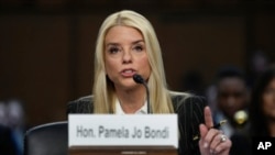 پم باندی، گزینه دونالد ترامپ را برای دادستانی کل ایالات متحده، در جلسه سنا - ۱۶ ژانویه ۲۰۲۵ 