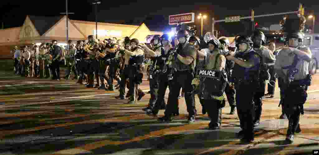 Police advance to clear the crowds during a protest for Michael Brown, Ferguson, Missouri, Aug. 18, 2014.