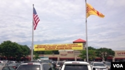 美国首都华盛顿郊外维吉尼亚州一处越南超市外张挂的要求中国停止在帕拉塞尔群岛钻探的抗议横幅。