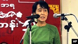 မြန်မာ့ဒီမိုကရေစီ ခေါင်းဆောင် ဒေါ်အောင်ဆန်းစုကြည် NLD ရုံးချုပ်တွင် ဖွင့်လှစ်သည့် သတင်းစာပညာသင်တန်း ဖွင့်ပွဲတွင် အမှာစကား ပြောကြားနေစဉ်။ မေ ၁၆၊ ၂၀၁၁။