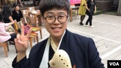 지난 22일 서울 대학로의 극장 앞에서 탈북자 김명 씨가 오카리나를 연주했다. 