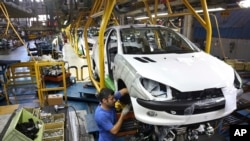 مونتاژ پژو ۲۰۶ در شرکت ایران خودرو در نزدیکی تهران، ایران - آرشیو