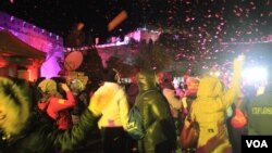 北京民众在八达岭长城倒计时迎接2014新年的到来（美国之音东方拍摄）