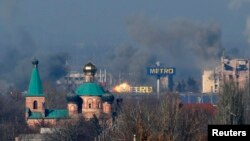 دود سیاه ناشی از انفجار در آسمان بالای فرودگاه دونتسک پس از درگیری شدید بین نیروهای دولتی و شورشیان اوکراین – ۱۸ آبان ۱۳۹۳ 